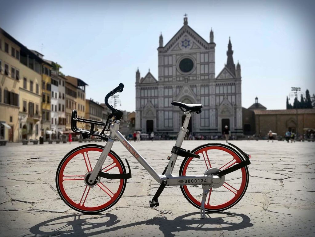 Vélo garé devant l’église de Santa Croce à Florence