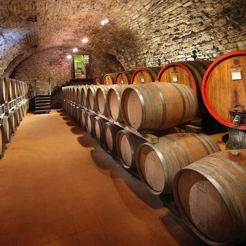 Fûts de vin dans une cave en Toscane